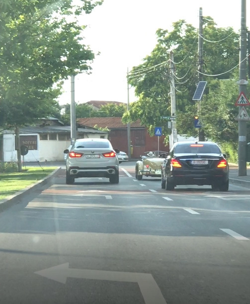Maşinile care l-au escortat pe nepotul Mariei Câmpina au circulat cu avariile puse