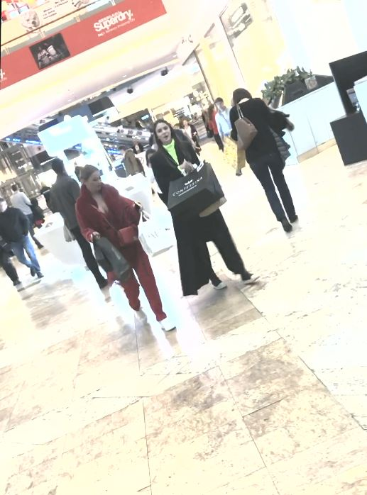 Anamaria și Rebecca au atras privirile celor din mall