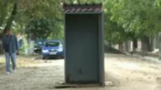 La noi ca la nimeni! Toaleta in mijlocul unei strazi din Galati, instalata de muncitorii care repara drumul