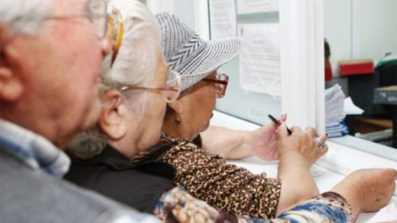 Acești seniori vor primi bani în plus de Crăciun. Pe ce dată vor intra pensiile  pe card