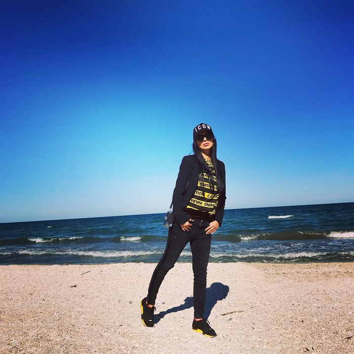 Andreea Tonciu a plecat singură la mare, după ce s-a certat cu soțul