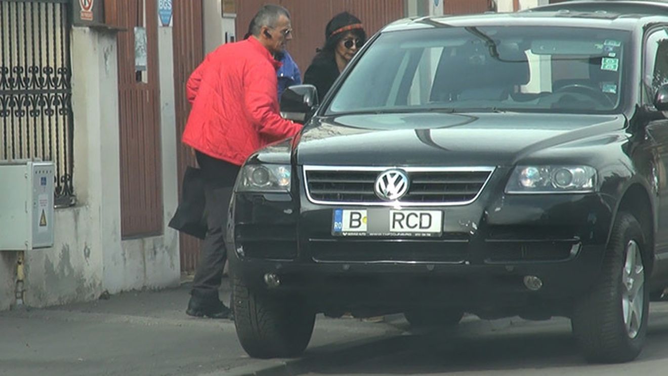 Asistată ca la carte de toată suita. Mihaela, bibilită ca un Preşedinte!