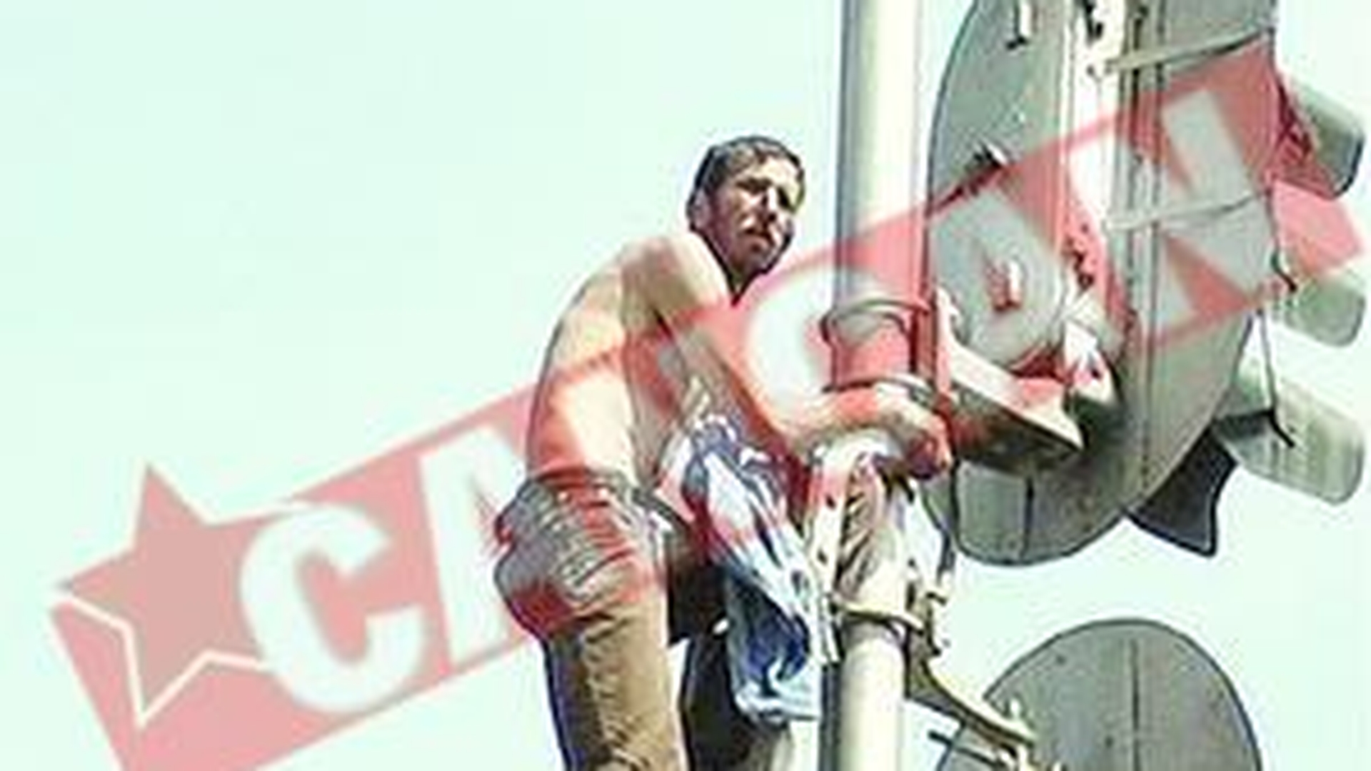 S-a urcat pe stalp de frica homosexualilor
