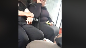 Se întâmplă în România! Făcută praf după ce a aruncat cojile de semințe pe jos, în tren! “Nu vă este rușine?” Cum s-a încheiat totul