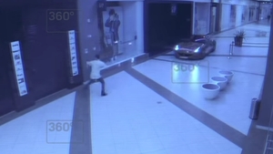 Cu Ferrari-ul în mall! Imagini de senzaţie