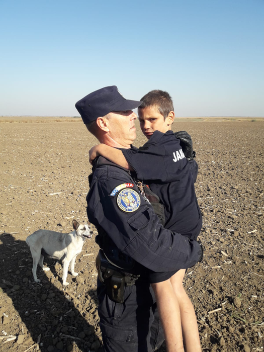 Această cățelușă a stat tot timpul cu băiatul care a dispărut de acasă ieri după-amiază.