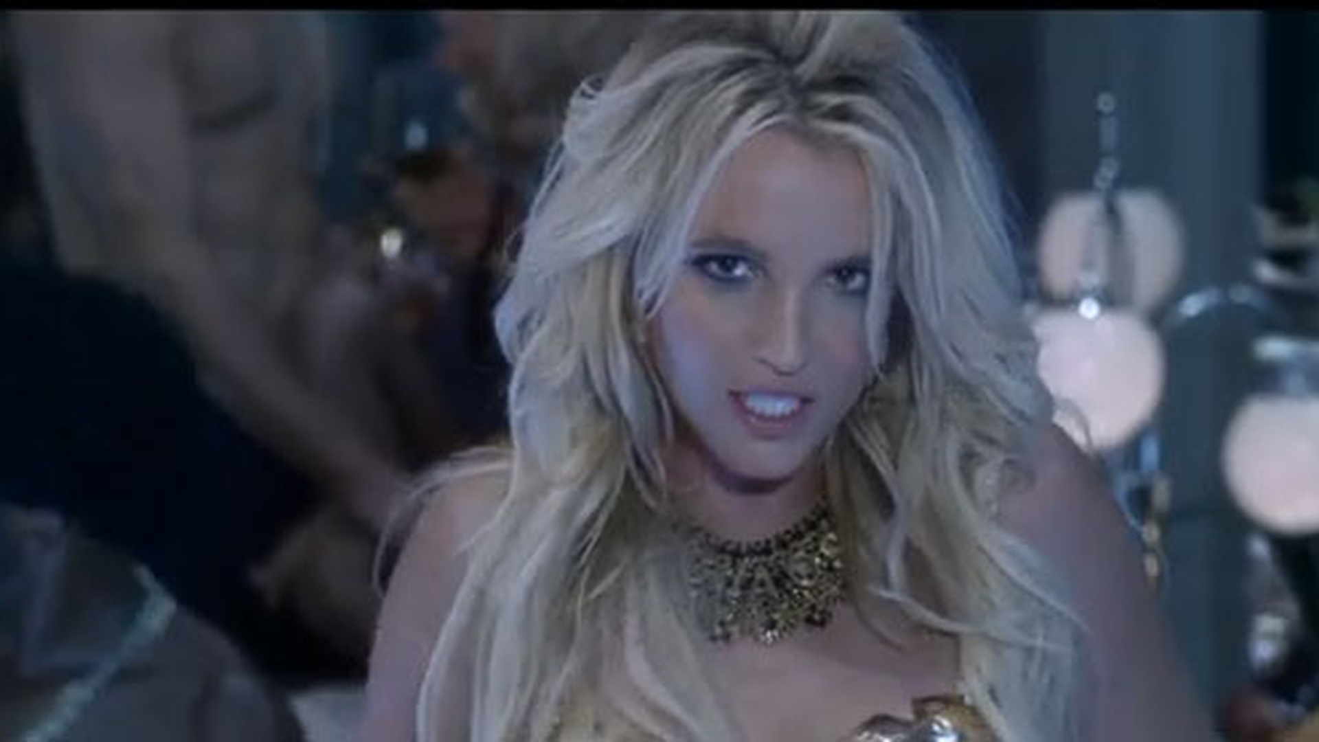 S-a intors roata! Britney Spears, pe urmele Innei si Antoniei! Starul poarta haine create de un brand romanesc in cel mai nou clip