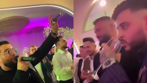 Adrian Mititelu Jr. i-a dat o ”cărămidă” de bani pentru dedicații lui Tzancă Uraganu. Cât valorează teancul gros din hârtii de câte 100 de lei