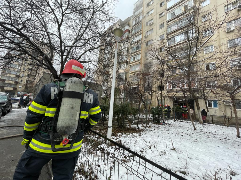 Incendiu de proporții în Capitală! Un bărbat și-a dat foc la propriul apartament