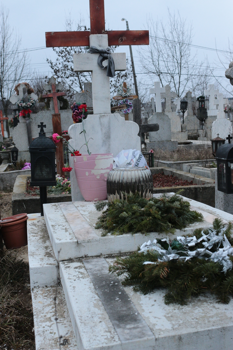 Locul de veci al lui Vasile Turcu este încoronat cu flori