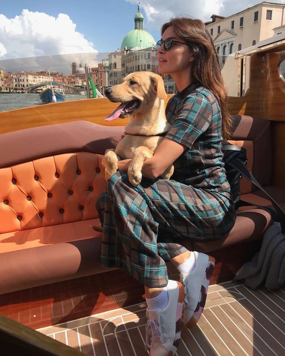 Însărcinată cu primul copil, Catrinel Menghia, surprinsă nemachiată în public. Cum s-a pozat în bucătărie cu burtica de gravidă la vedere