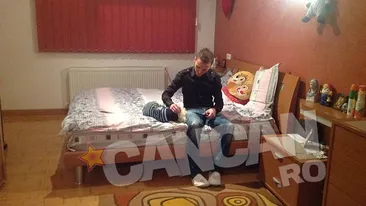 Mitea este devastat după despărţirea de Tonciu! A ajuns să ia antidepresive! Uite-l cum stă cu Puf, căţelul lor, în casa goală!