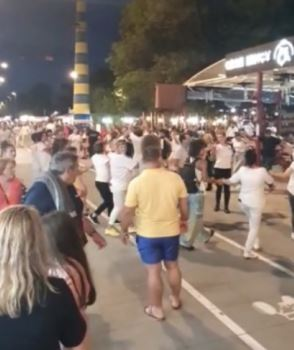 Românii nu respectă distanțarea socială! Imagini elocvente din Mamaia. Sute de turiști s-au prins într-o horă și…