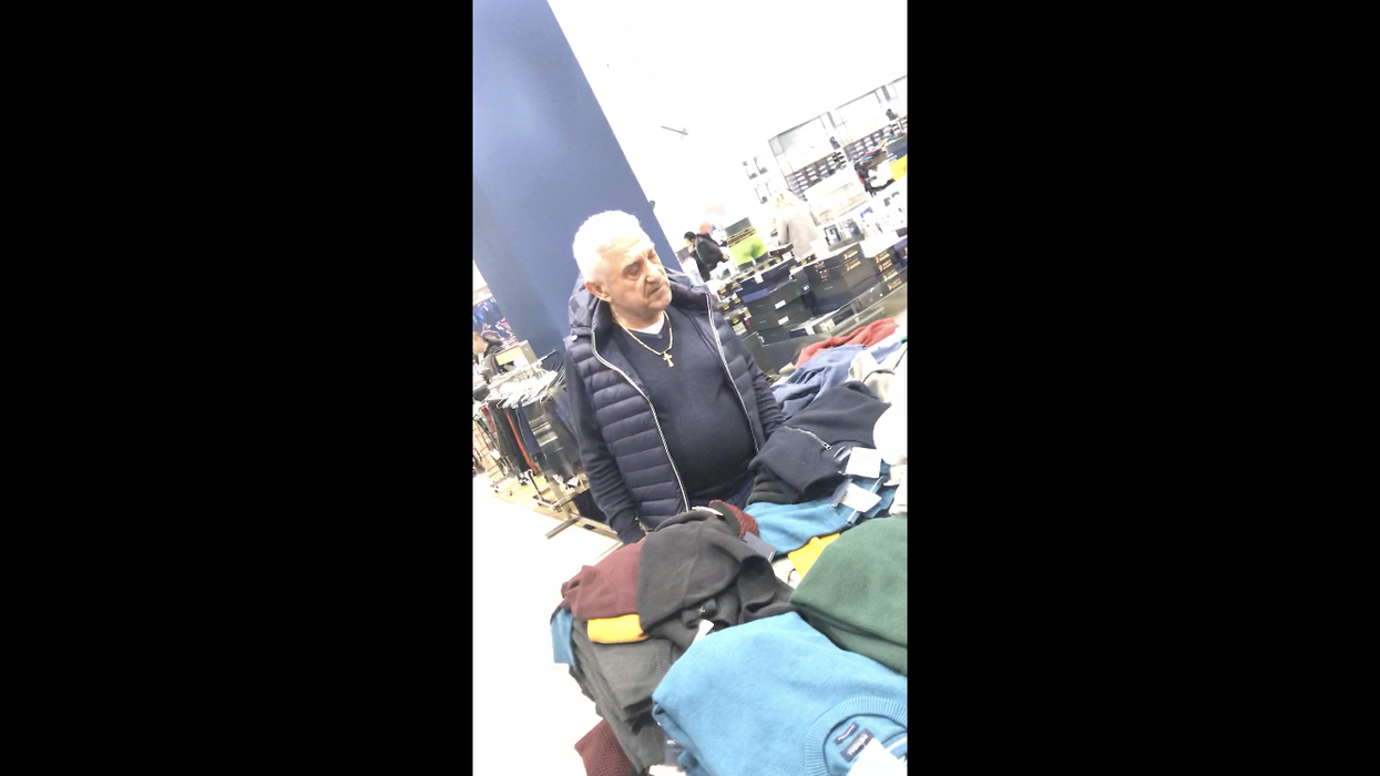 Giovanni Becali are crucea la gât, peste pulover
