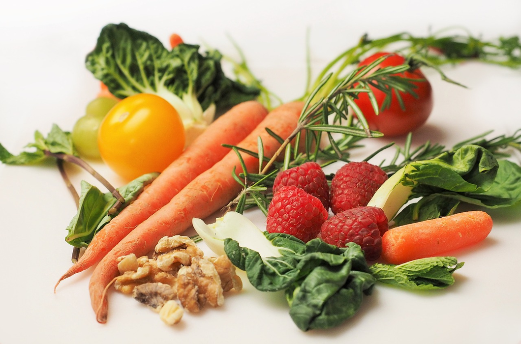 Specialiștii recomandă consumul de fructe și legume (Foto: Pixabay)