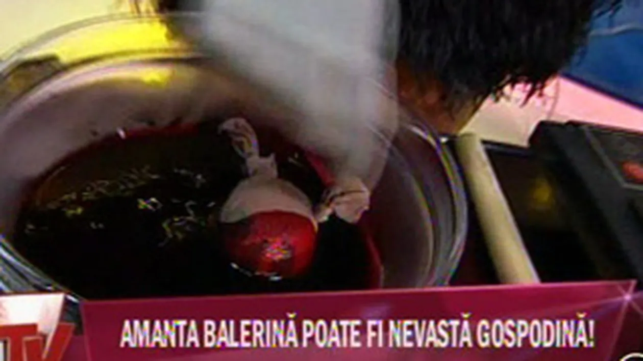 VIDEO Amanta balerina s-a transformat in nevasta gospodina! Uite cum inroseste Vica Blochina ouale in direct!