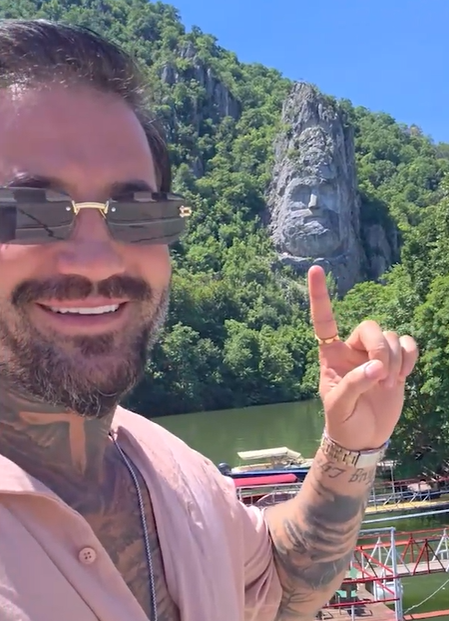 Marcel de la Insula iubirii, gafă de zile mari! Unde a crezut că este când s-a filmat lângă statuia lui Decebal/ sursă foto: captură video TikTok