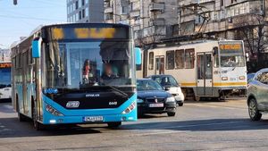 Anunț importat pentru elevi! Cum se poate obține acum abonamentul pentru transport în comun