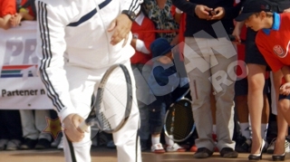 Ilie Nastase a facut demonstratie de tenis in centrul Pitestiului, in fata a peste o mie de oameni
