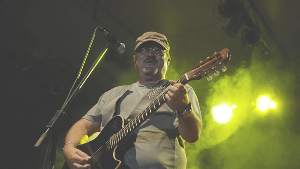 Lui Mircea Baniciu i s-a promis o chitara daca intra la liceu