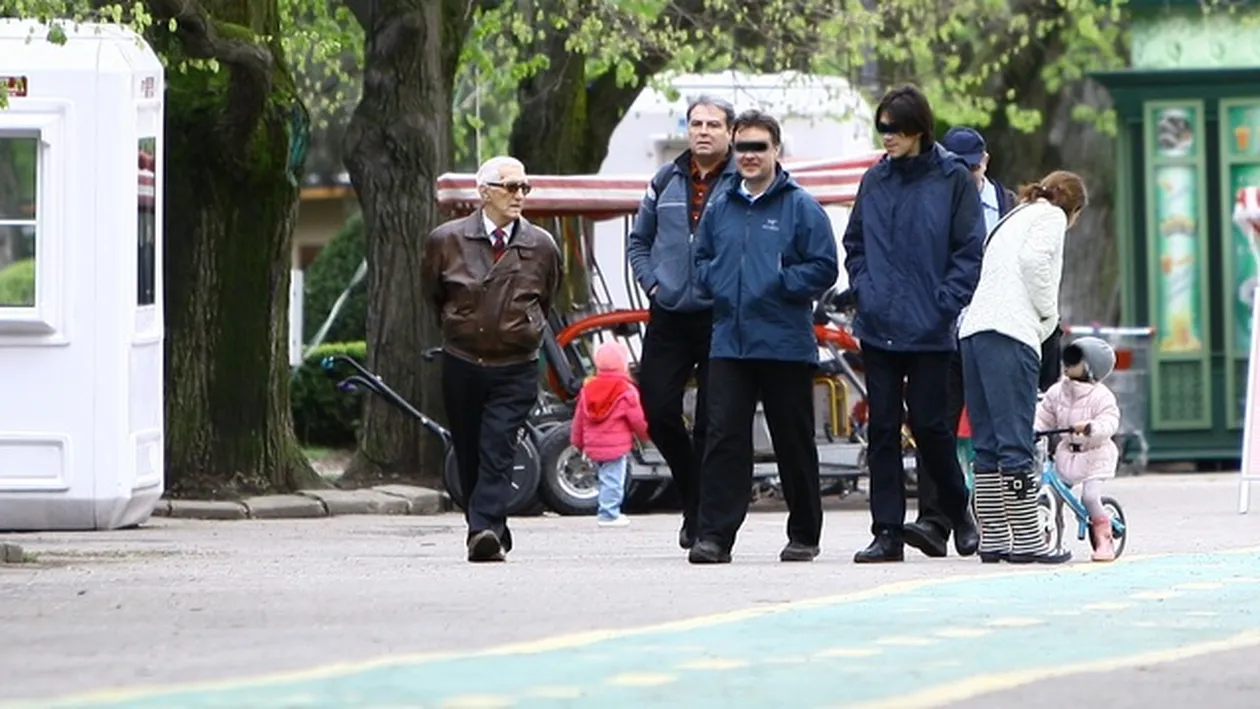 Fostul ministru de Externe, Adrian Cioroianu, a simtit nevoia de o escapada! Paparazzi CACAN.ro l-au surprins in compania a …