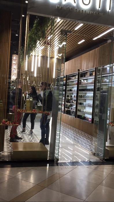 Departe de a se arăta plictisit că e "târât" la cumpărături, Adrian i-a oferit sfaturi pertinente lui Ruby