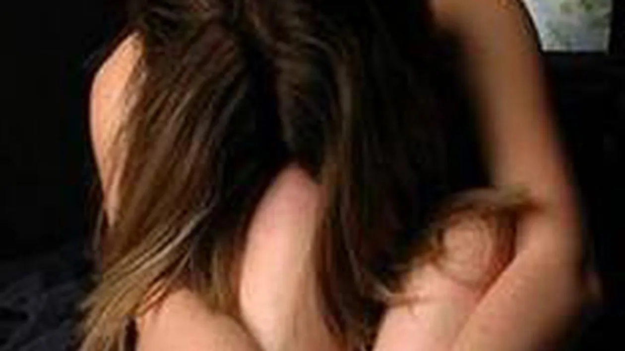 O fata de 15 ani a fost violata de 6 baieti care au filmat intreaga fapta si au pus-o pe internet!