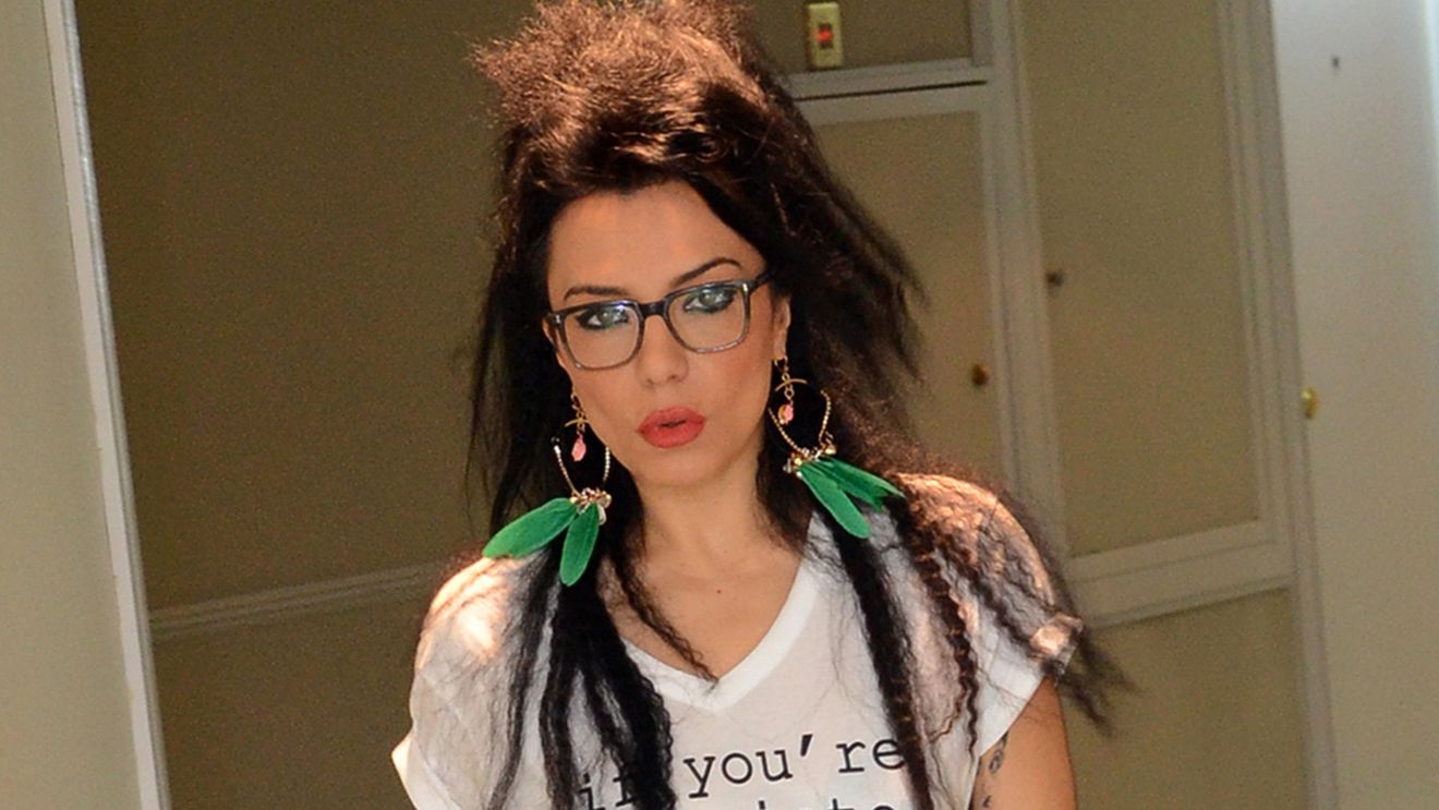 Aroganta la inaltime! DJ Wanda a zburat cu avionul, de la Londra, in minijup si accesorii de 5.000 de euro pe ea!