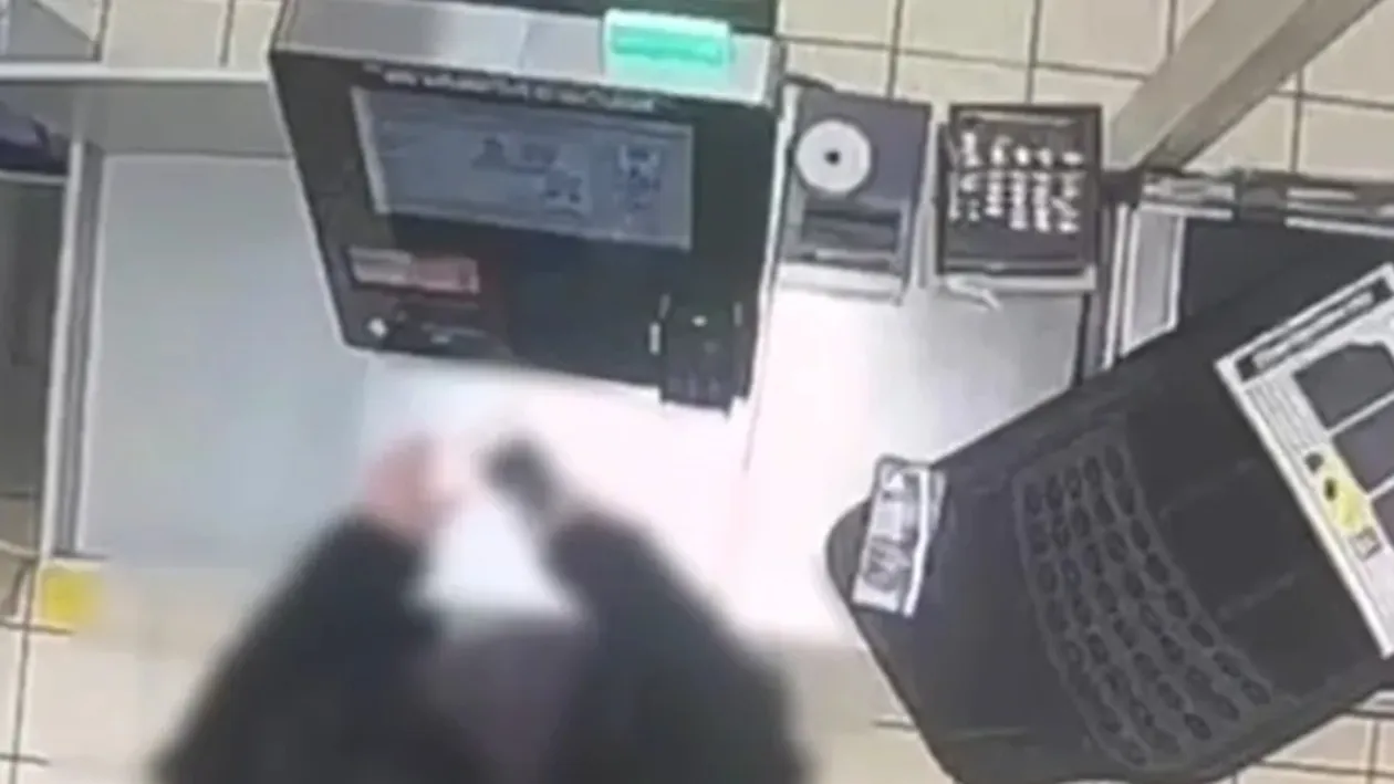 Ce „uită” românii să plătească la casele self-pay. Produsele care se fură cel mai des