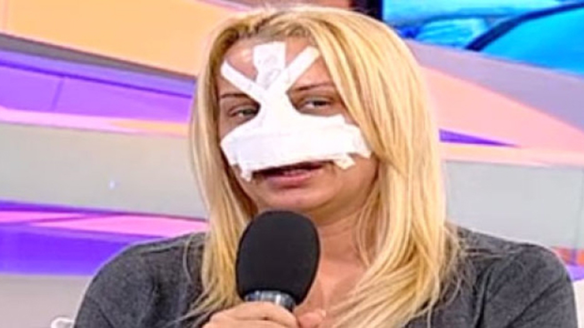 E blonda, celebra, dar asta n-o multumeste! Ea a pierdut numarul operatiilor estetice, insa noi ii tinem evidenta