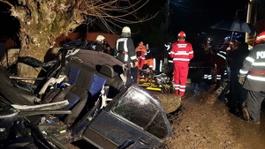 Accident terifiant. Doi tineri au murit după ce mașina lor s-a izbit de un copac și a rămas suspendată