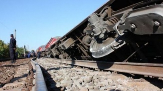 Un tren a deraiat, iar unul dintre vagoane a pus la pământ o casă! Câţi oameni şi-au pierdut viaţa