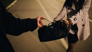 Jefuită în drum spre casă. Tâlharul a băgat-o în spital pe femeie