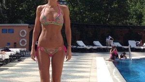 Uite cat de bine arata Carmen Bruma in costum de baie! S-a delectat cu prajituri turcesti