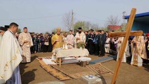Reacţia episcopului din Huşi, căruia enoriaşii i-au întins covoare pe jos pentru a nu se murdări pe pantofi: „Niciodată Preasfinţitul nu a impus vreun protocol“