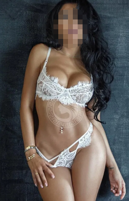 Sexoasa brunetă e posesoarea unor forme răvășitoare