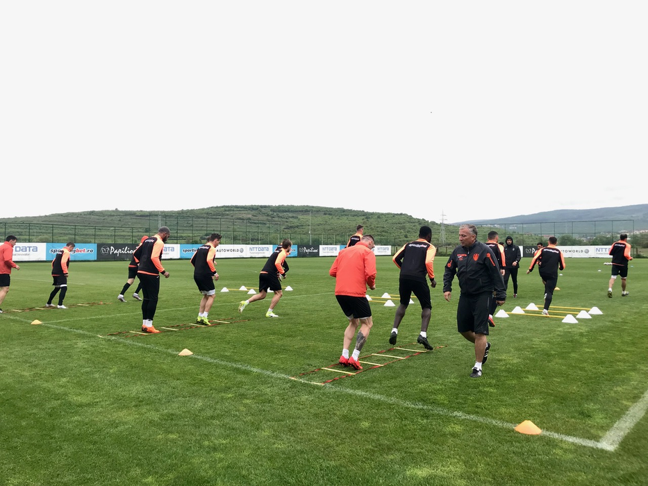 Mario Camora, căpitanul liderului CFR Cluj, a aranjat vitrina clubului pentru a face loc încă unui trofeu: „Vrem să intrăm în istorie cu al doilea titlu câștigat consecutiv!”