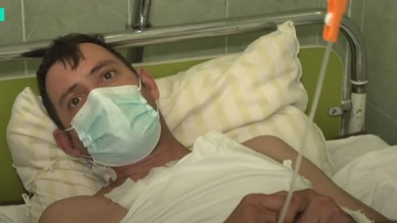 Un bărbat înjunghiat în inimă de iubita lui a fost cusut de un chirurg în timp ce inima îi bătea