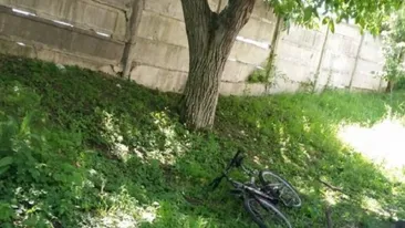 O clipă de neatenție i-a adus moartea! Un bărbat a decedat după ce s-a izbit cu bicicleta de un copac