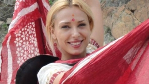 Iulia Vântur, prea provocatoare pentru acest eveniment! Vedeta s-a îmbrăcat într-o rochie roşie din dantelă cu vedere la decolteu