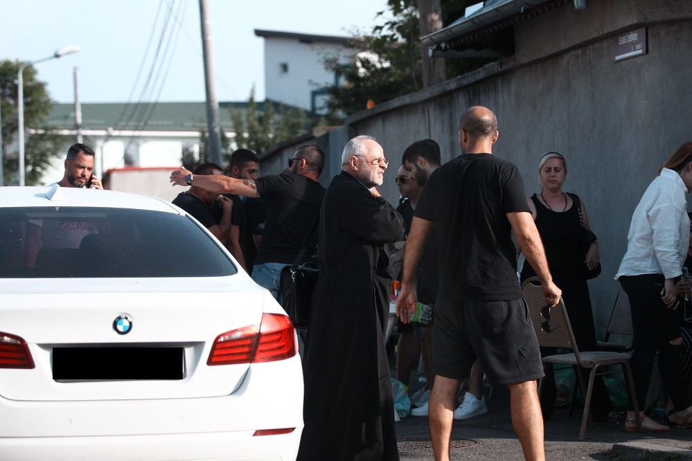 Prietenii lui Răzvan Lucan au încins grătarul la priveghiul acestuia