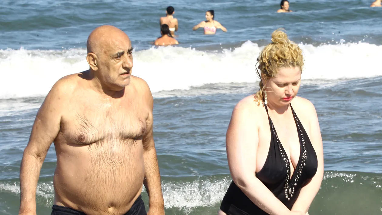 După ce le-a arătat tuturor cum s-a îmbrăcat pe plajă, OANA LIS s-a bucurat de mare în compania altui bărbat decât soţul ei! 