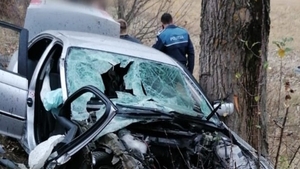 Impact devastator în județul Prahova. Un autoturism s-a făcut praf în localitatea Brazi. Trei oameni au fost grav răniți