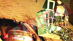 A ajuns cu masina pe acoperis