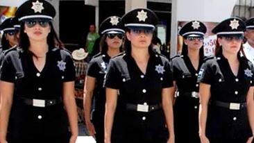 O unitate de poliţie formată doar din femei a fost desfiinţată pentru expunere indecentă!