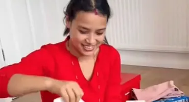 O tânără nepaleză a cucerit internetul, întoarsă acasă după 2 ani de muncă! Ce și-a pus în bagaj pentru cei doi copilași