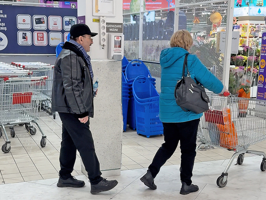 Cornel Palade și soția la mall