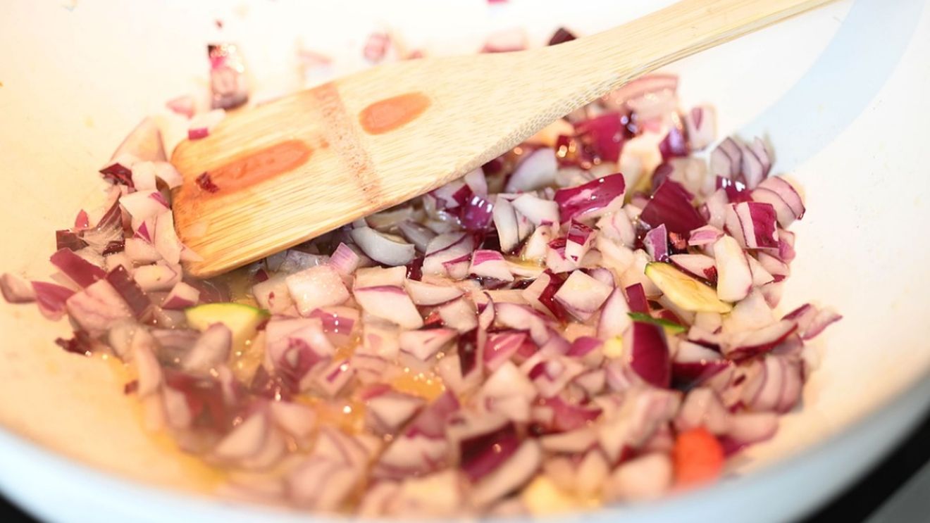 De ce nu e bine să gătești cu ceapă călită? Pericolul de care avertizează specialiștii
