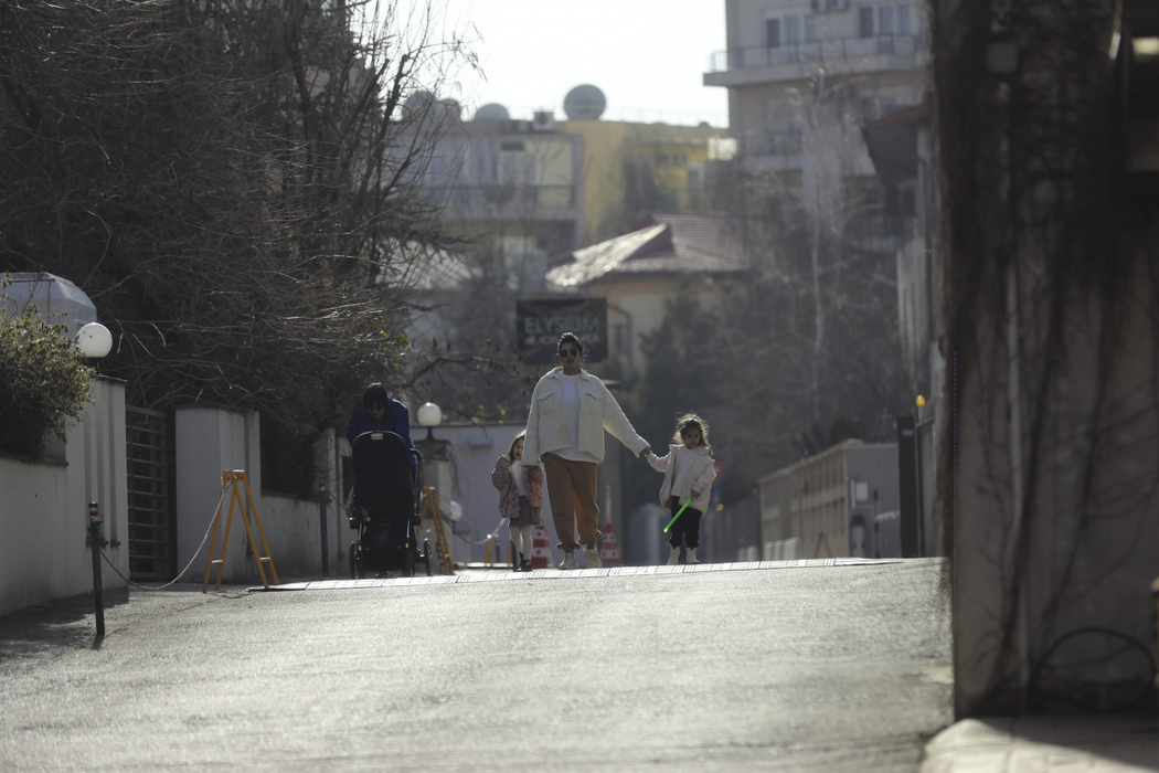 "Regina manelelor" a uitat de mască, pe strada pustie