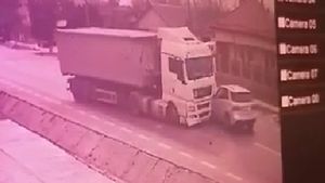 Imagini tulburătoare. Un șofer de TIR a intrat intenționat într-un autoturism. Inițial, a fost găsit vinovat șoferul autoturismului